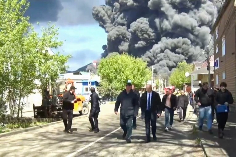 NAFTA SE IZLILA U REKU! Uzbuna u Rusiji, ulice evakuisane, proglašeno VANREDNO STANJE: Izmaklo se kontroli