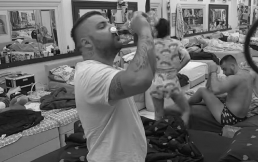 ASMIN POPUCAO PO SVIM ŠAVOVIMA: Maja Marinković ga dovela do LUDILA, pogledajte snimak o kom svi bruje! (VIDEO)