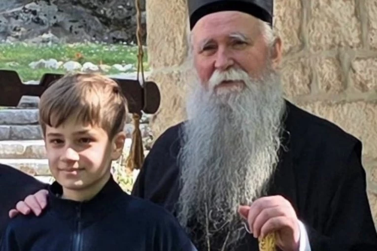TRAGEDIJA I BOL ZAUSTAVILI DAH JEDNE SVEŠTENIČKE KUĆE: Odlazak malog anđela Jovana Kneževića