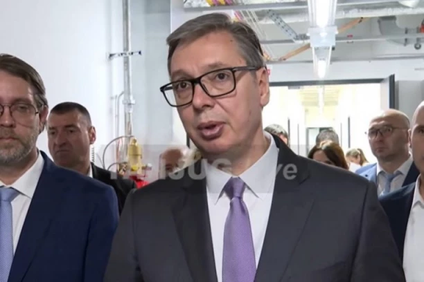 OVO NEMA NIKO U REGIONU! Predsednik Vučić pokazao sertifikat: "Da svi ljudi u Srbiji vide..."