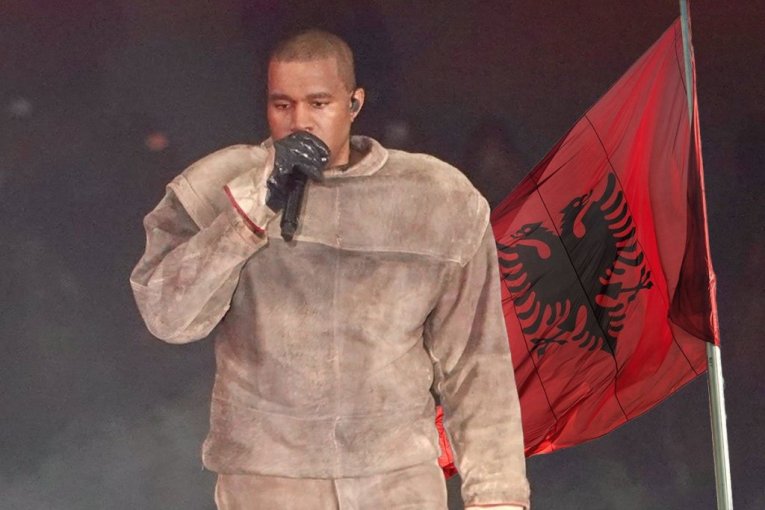 ЕВРОПА ОТВЕРНУЛАСЬ ОТ KANYE WEST, только албанцы его хотят! В Тиране ему строят СТАДИОН для концерта!