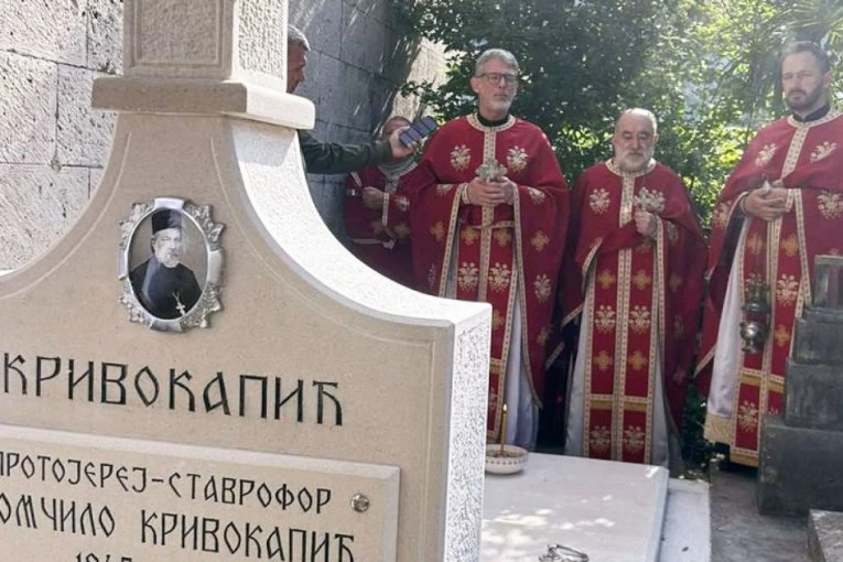ŠKALJARI SE SABRALI U MOLITVI: Na šestogodišnjem pomenu proti Momčilu Krivokapiću, njegov sin uputio dirljive reči