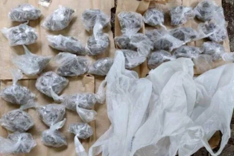 DVOJICA UHAPŠENA NA NOVOM BEOGRADU ZBOG DROGE: Jedan (44) je držao po džepovima, a drugom (21) u kolima policija pronašla preko 500 kesica! (FOTO)