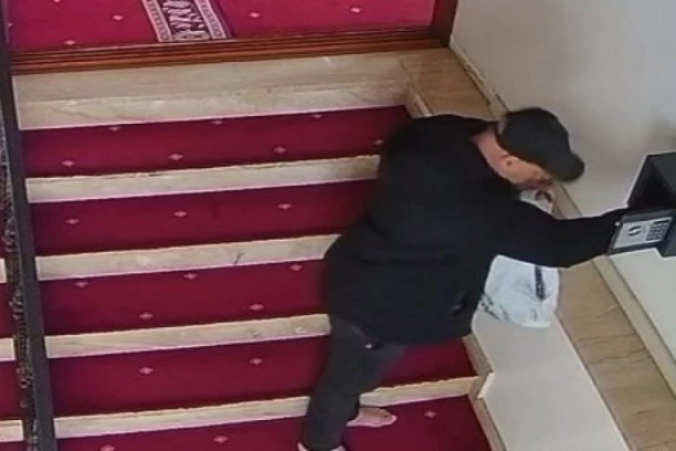 OPLJAČKANE TRI DŽAMIJE U SANDŽAKU U TOKU JEDNE NOĆI: Serija misterioznih upada u verske objekte podigla region na noge (VIDEO)