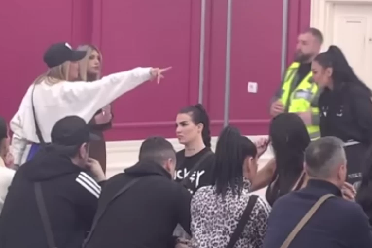 ANELI UNAKAZILA MAJU NA BRUTALAN NAČIN: Od starlete ostao samo SILIKON, voditeljka hitno prekinula program!