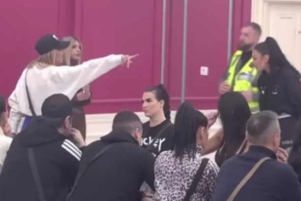 ANELI UNAKAZILA MAJU NA BRUTALAN NAČIN: Od starlete ostao samo SILIKON, voditeljka hitno prekinula program!