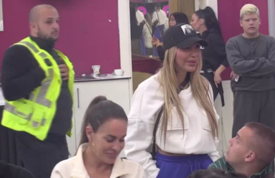 ANELI UNAKAZILA MAJU NA BRUTALAN NAČIN: Od starlete ostao samo SILIKON, voditeljka hitno prekinula program!