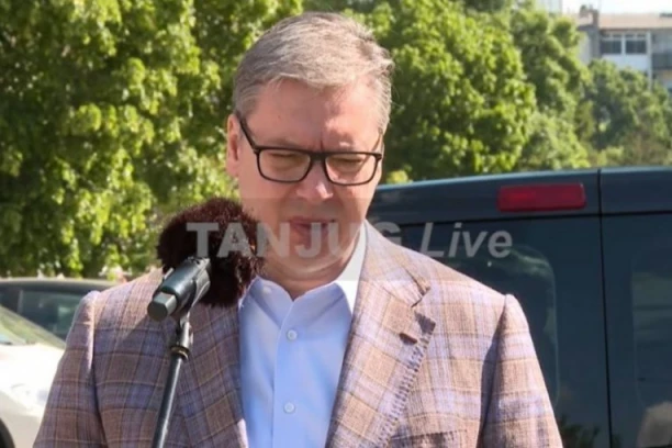 VUČIĆ STIGAO U PANČEVO: Predsednik dočekan aplauzima, obraća se okupljenima (VIDEO)