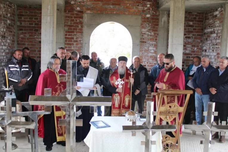 VELIKI DAN ZA VERNI NAROD MILEŠEVSKOG KRAJA: Mitropolit Atanasije osveštao krstove i zvono za novi hram kod Prijepolja (FOTO)