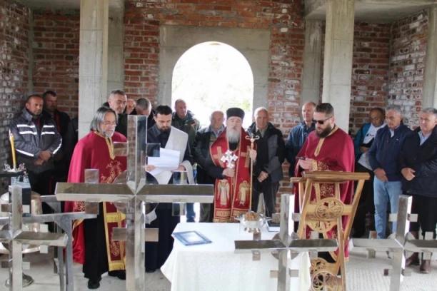 VELIKI DAN ZA VERNI NAROD MILEŠEVSKOG KRAJA: Mitropolit Atanasije osveštao krstove i zvono za novi hram kod Prijepolja (FOTO)