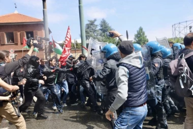 PRVOMAJSKA TUČA U CENTRU GRADA! Demonstranti skrenuli s najavljene putanje, policija upotrebila vodene topove i suzavce (VIDEO)