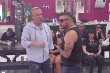 ZGROZIO NACIJU NEKULTUROM! Društvenim mrežama se širi ODVRATAN snimak Asmina: Pljuje ŠLAJM po kući, Maja VAN SEBE od besa!