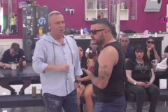 ZGROZIO NACIJU NEKULTUROM! Društvenim mrežama se širi ODVRATAN snimak Asmina: Pljuje ŠLAJM po kući, Maja VAN SEBE od besa!