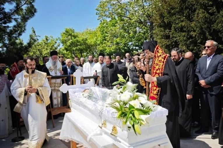 “PLAČE CELA ZEMLJA, PLAČE PORODICA KNEŽEVIĆ, A IMA I ZA KIM!”: Potresna beseda mitropolita Joanikija na sahrani malog anđela Jovana (VIDEO)