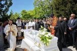 “PLAČE CELA ZEMLJA, PLAČE PORODICA KNEŽEVIĆ, A IMA I ZA KIM!”: Potresna beseda mitropolita Joanikija na sahrani malog anđela Jovana (VIDEO)