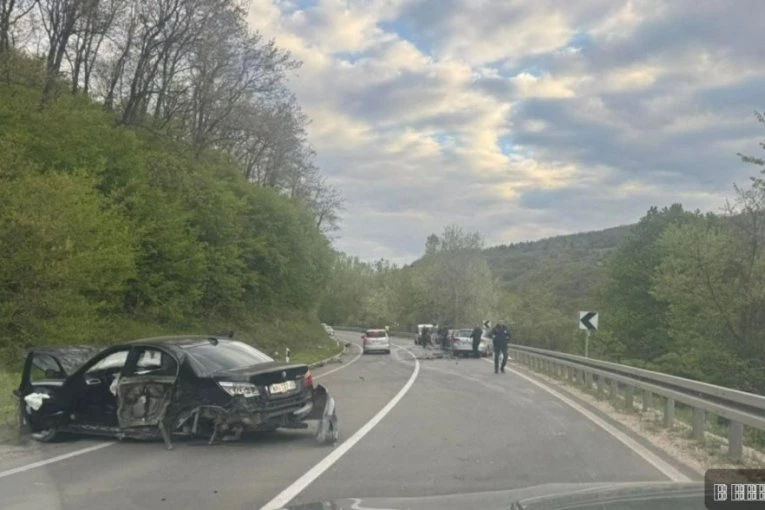 TEŠKA SAOBRAĆAJNA NESREĆA KOD RAŠKE! Učestvovala 4 vozila, BMW potpuno zgužvan! (FOTO)