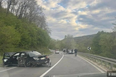 TEŠKA SAOBRAĆAJNA NESREĆA KOD RAŠKE! Učestvovala 4 vozila, BMW potpuno zgužvan! (FOTO)