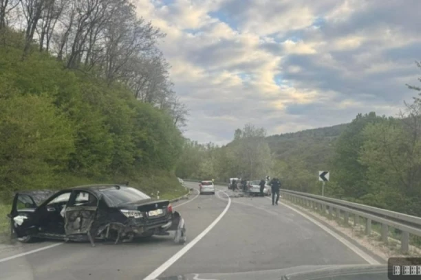 TEŠKA SAOBRAĆAJNA NESREĆA KOD RAŠKE! Učestvovala 4 vozila, BMW potpuno zgužvan! (FOTO)