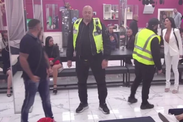 ASMIN ZVERSKI NASRNUO NA STANIJU: Hitan prekid PROGRAM, obezbeđenje moralo da napravi ŽIVI ZID!