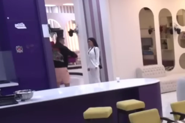 POZLILO STANIJI DOBROJEVIĆ: Hitno NAPUSTILA Belu kuću, izvedena zbog JECAJA! (FOTO)