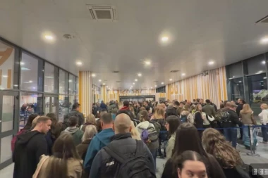 UZBUNA NA AERODROMU! Svi letovi OBUSTAVLJENI, HITNO evakuisan terminal!