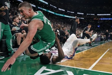 HOROR U NBA! Embid se grčio na podu - cela hala u šoku gledala šta mu se događa! (VIDEO)