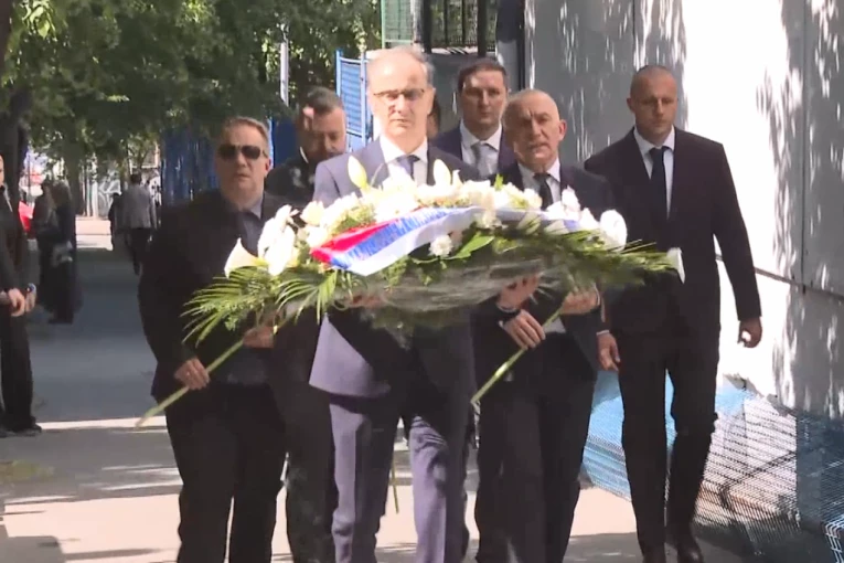 DAN ZA SUZE I SEĆANJA: Premijer Macut sa ministrima odao poštu stradalima u Ribnikaru