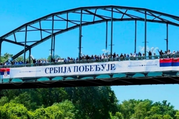 "SRBIJA POBEĐUJE!" Jasna poruka osvanula na mostu na Tamišu u Pančevu! (FOTO)
