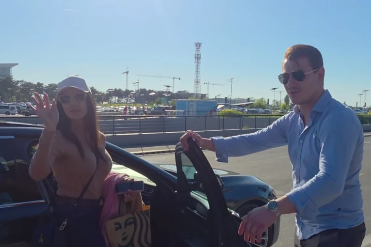 PRŠTALI POLJUPCI NA AERODROMU! Tanja Savić sletela u Beograd, Muki je odmah "zgrabio" – Pevačica u totalnom HAOSU zbog kofera! (VIDEO)