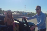 PRŠTALI POLJUPCI NA AERODROMU! Tanja Savić sletela u Beograd, Muki je odmah "zgrabio" – Pevačica u totalnom HAOSU zbog kofera! (VIDEO)