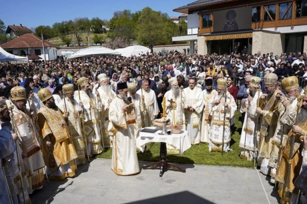 KAO DA SE CELA SRBIJA SLILA DANAS U LELIĆ: Veliko sabranje predvodili patrijarh i 15 vladika (FOTO)