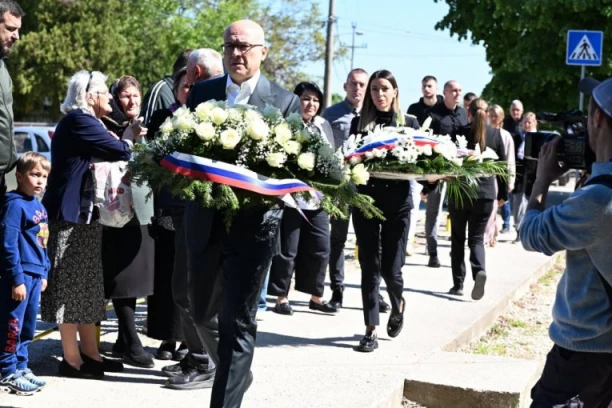 Uzmemirujuće da nesreće koriste kao političko gorivo: Vučević se poklonio žrtvama u Malom Orašju i Duboni, pa priznao šta ga plaši!