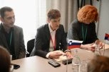 "ZAMISLITE KAD BI SVI KAČILI SVOJ PRLJAV VEŠ NA ZGRADAMA U CENTRU BEOGRADA!" Ana Brnabić iz Kopenhagena oštro o rektoru Đokiću i transparentu sa Narodne skupštine! (VIDEO)