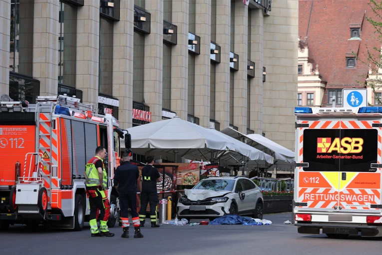 UHAPŠEN NAPADAČ IZ LAJPCIGA! Uleteo automobilom u masu ljudi i gazio ih - DOŠLO I DO NAPADA NOŽEM! (FOTO)
