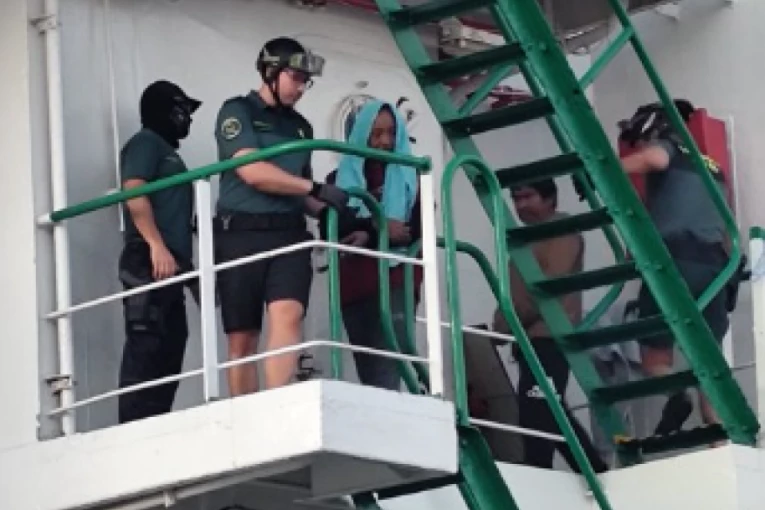 ŠOK SCENA NASRED ATLANTIKA! Pogledajte rekordnu zaplenu kokaina! (FOTO, VIDEO)