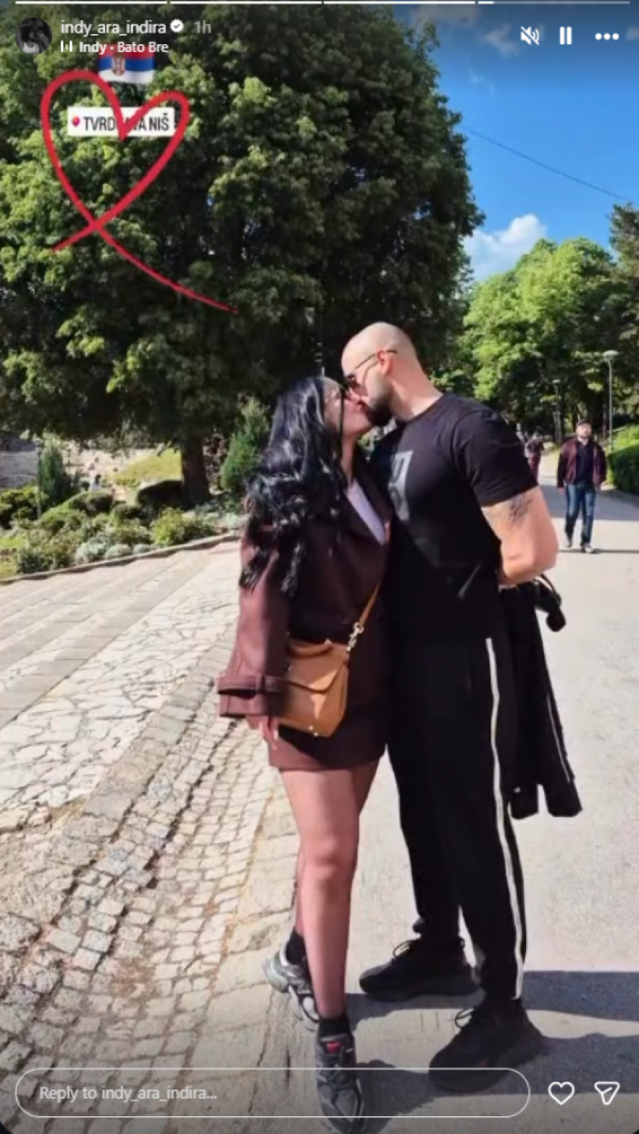 OVO JE NOVI DEČKO INDI ARADINOVIĆ! Pevačica uhvaćena u prisnom izdanju na Niškoj tvrđavi! (FOTO)