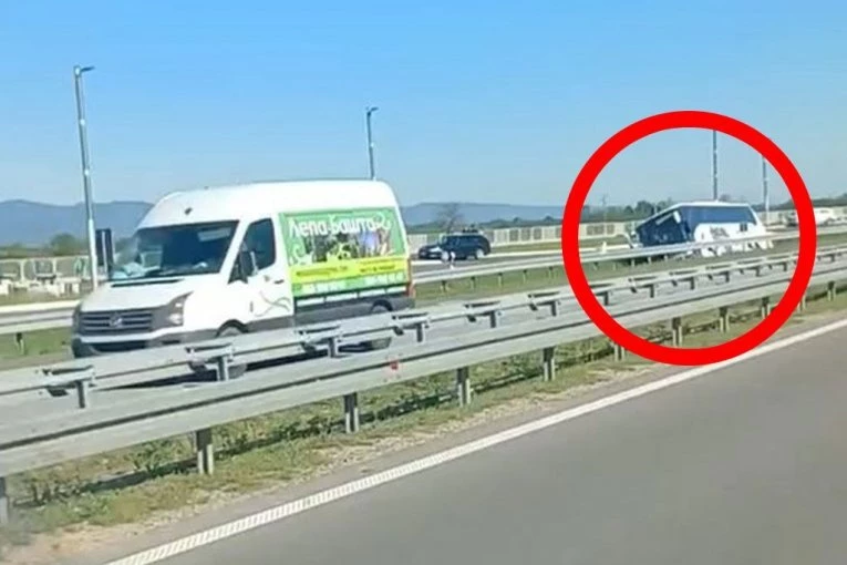 AUTOBUS PUN PUTNIKA SLETEO SA PUTA! Horor kod Ćićevca - ŠOFERŠAJBNA POTPUNO SMRSKANA! (VIDEO)