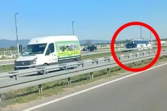 AUTOBUS PUN PUTNIKA SLETEO SA PUTA! Horor kod Ćićevca - ŠOFERŠAJBNA POTPUNO SMRSKANA! (VIDEO)