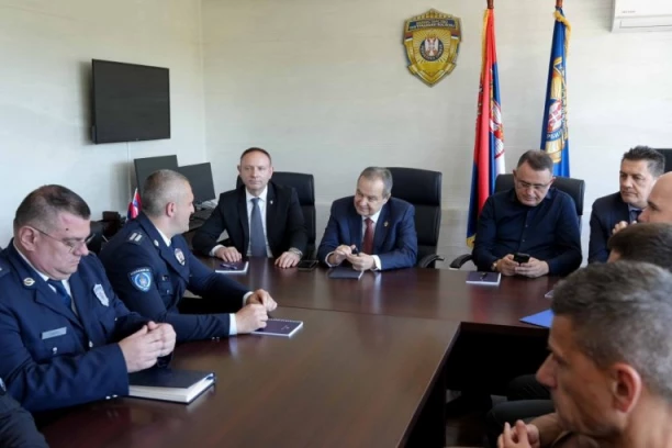 SASTANAK O UNAPREĐENJU JEDINICE! Dačić, Vasiljević i Zagrađanin u poseti vatrogascima u Novom Pazaru!