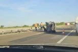 AUTOMOBIL PROBIO OGRADU I ODLETEO U KONTRASMER! Jeziva nesreća kod Velike Plane! (FOTO)