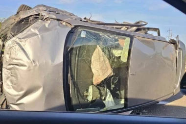 AUTOMOBIL PREVRNUT NA BOK, SRČA NA SVE STRANE! Teška nezgoda kod Bubanj potoka! (FOTO)