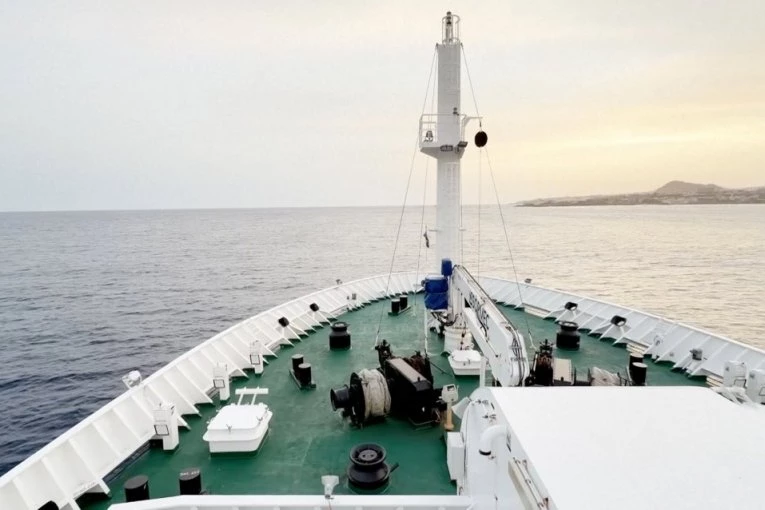 OPSADNO STANJE NA MEDITERANU! Izraelci upali na humanitarni brod za Gazu – kontakt sa drugim plovilom nestao! (VIDEO)