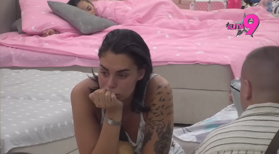 MINA GRCA U SUZAMA ZBOG VIKTORA! Kamera zabeležila JEZIVE KRIKE u Beloj kući! (VIDEO)