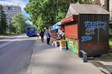 PRVE SLIKE SA MESTA UBISTVA NA KANAREVOM BRDU! Ovde je Nemanja zadobio smrtonosni ubod - NA TROTOARU TRAGOVI KRVI! (FOTO)