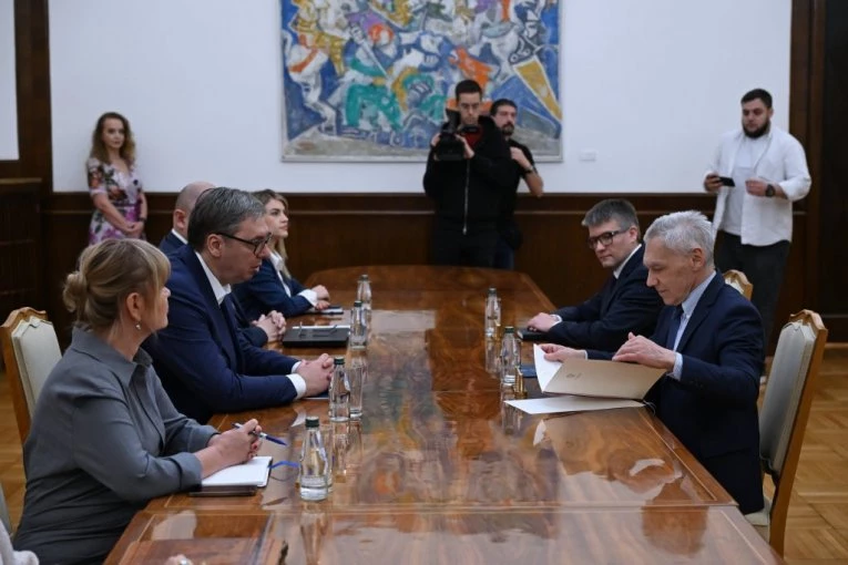 VUČIĆ PREDAO BOCAN-HARČENKU PISMO ZA PUTINA! Predsednik čestitao Dan pobede! (FOTO)