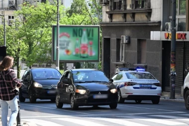 HAOS U CENTRU BEOGRADA! Taksista pokosio pešaka! (FOTO)