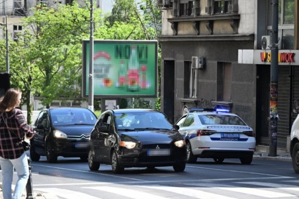 HAOS U CENTRU BEOGRADA! Taksista pokosio pešaka! (FOTO)