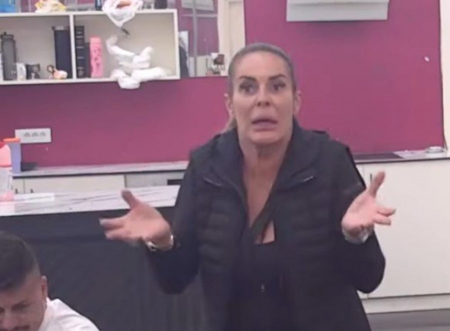 SKANDAL NAD SKANDALIMA! Kačavenda DOHVATILA Anđela pred kamerama - NE ZNA ŠTA GA JE SNAŠLO, RAD JEZIKOM OSTAVIO SVE U ŠOKU! (VIDEO)