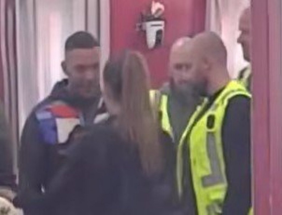 SKANDAL NAD SKANDALIMA! Kačavenda DOHVATILA Anđela pred kamerama - NE ZNA ŠTA GA JE SNAŠLO, RAD JEZIKOM OSTAVIO SVE U ŠOKU! (VIDEO)