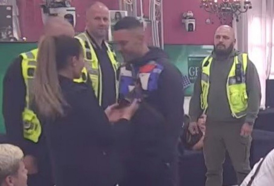 SKANDAL NAD SKANDALIMA! Kačavenda DOHVATILA Anđela pred kamerama - NE ZNA ŠTA GA JE SNAŠLO, RAD JEZIKOM OSTAVIO SVE U ŠOKU! (VIDEO)